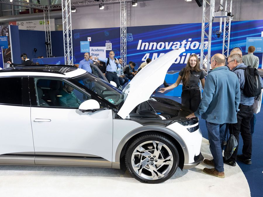Elektromobilität auf der Automechanika Frankfurt Fachbesucher informieren sich an einem Elektrofahrzeug auf der Automechanika Frankfurt
