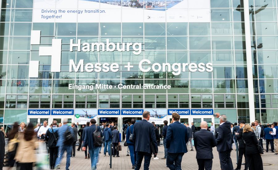 Eingang zur WindEnergy Hamburg Eingang der WindEnergy Hamburg mit zahlreichen Fachbesuchern vor der Hamburg Messe