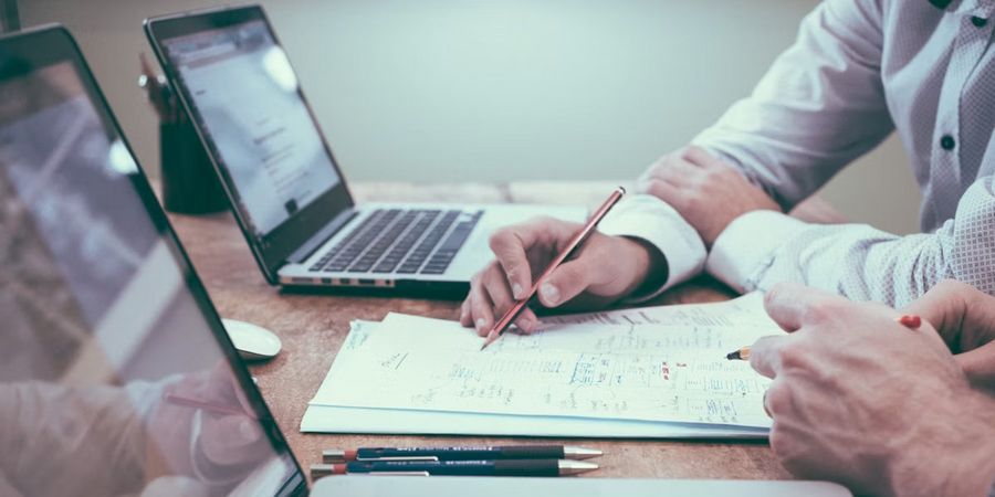Vertragsunterlagen prüfen, Fristen und Beträge nachrechnen: Symbolbild zur Prüfung von Kreditverträgen. Foto: Unsplash