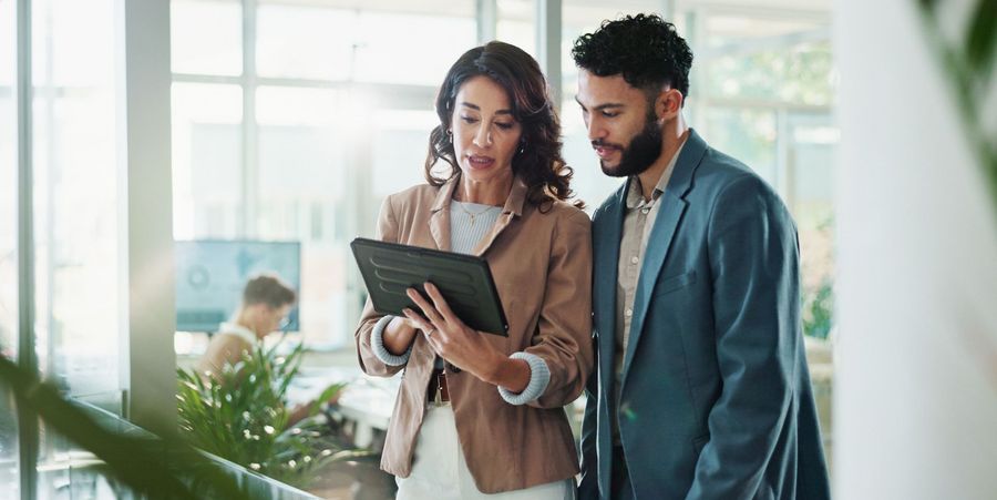 Es ist wichtig, sich mit der Performance einer Online-Marketing-Kampagne auseinanderzusetzen. Bild: Adobe Stock © peopleimages.com Es ist wichtig, sich mit der Performance einer Online-Marketing-Kampagne auseinanderzusetzen. Bild: Adobe Stock © peopleimages.com