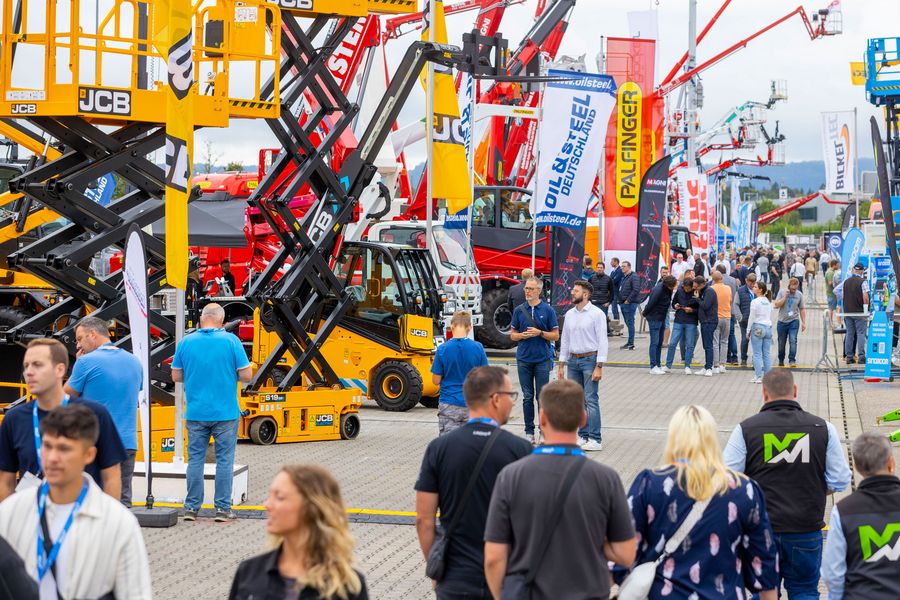Fachbesucher zwischen Arbeitsbühnen, Kränen und Staplern auf den Platformers' Days in Karlsruhe