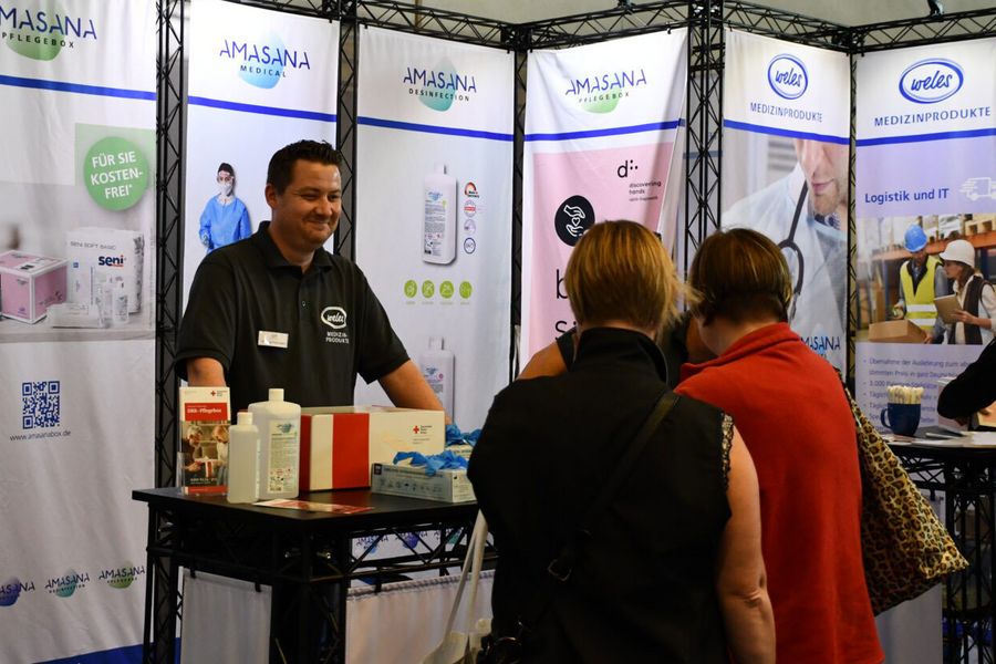 Besucherinnen informieren sich an einem Messestand über Pflege- und Medizinprodukte auf der PflegeMesse in Rostock