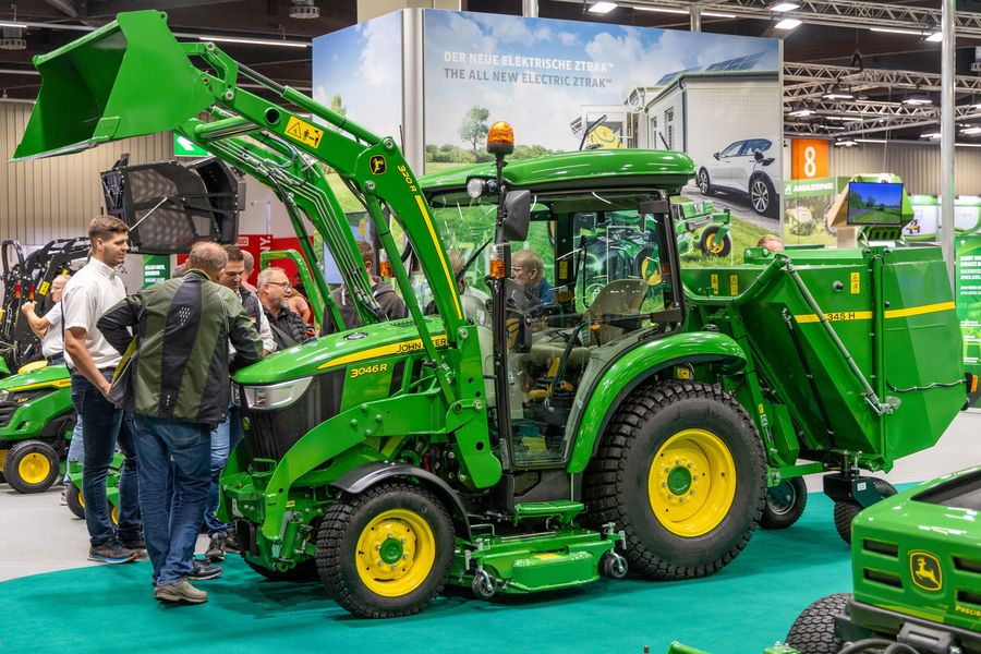 Maschinen und Gerätetechnik auf der GaLaBau Fachbesucher begutachten einen kompakten Traktor mit Anbaugeräten auf der GaLaBau in Nürnberg