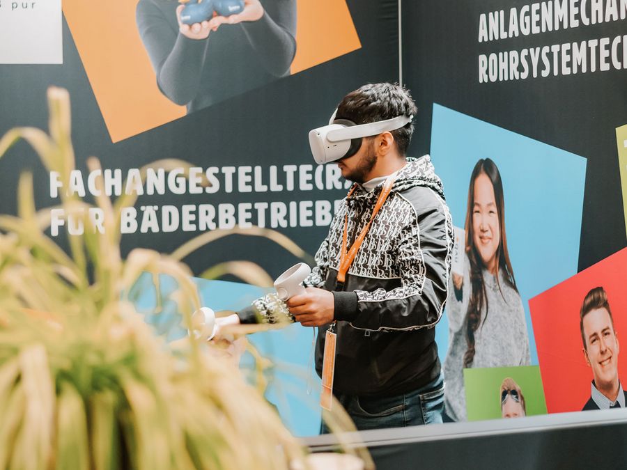 Virtual Reality auf der Ausbildungsmesse arbeitswelten Junger Messebesucher nutzt eine Virtual-Reality-Brille auf der Ausbildungsmesse arbeitswelten