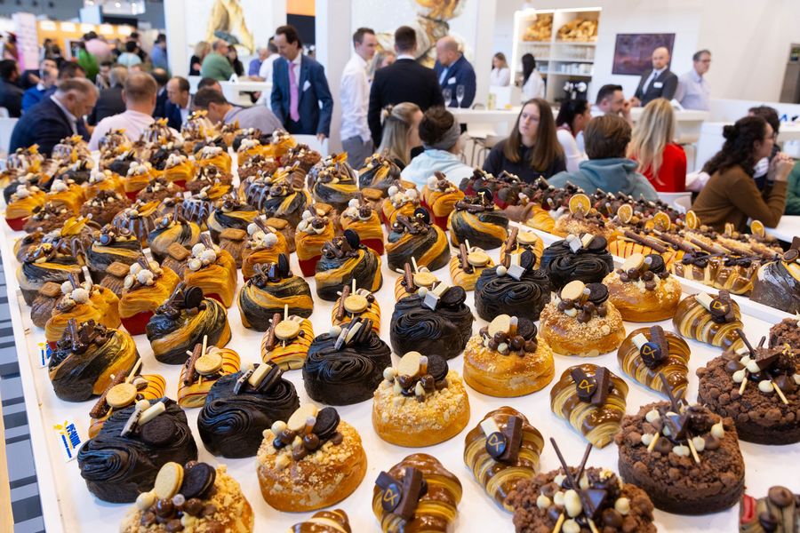 Auswahl kunstvoll dekorierter Backwaren und Patisserieprodukte auf der südback in Stuttgart