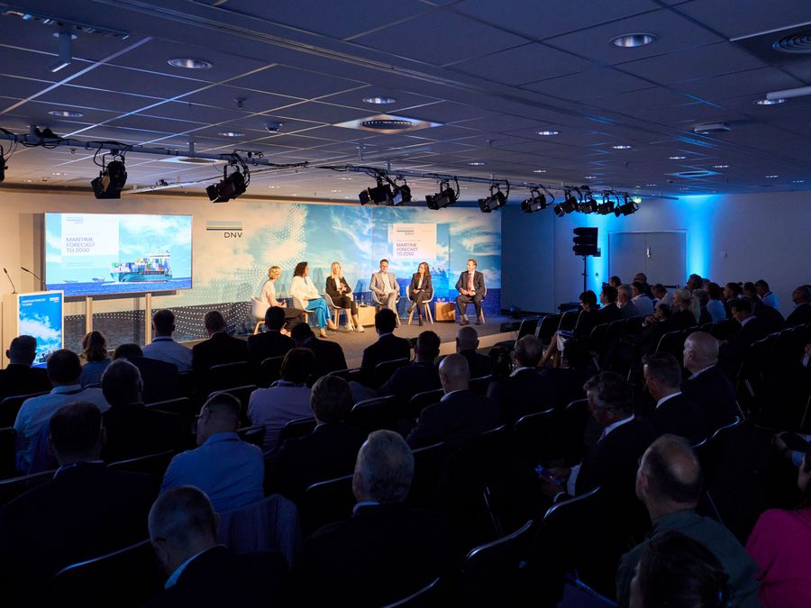 Podiumsdiskussion zur Zukunft der maritimen Wirtschaft auf der SMM Podiumsdiskussion zur Zukunft der Schifffahrt auf der SMM in Hamburg