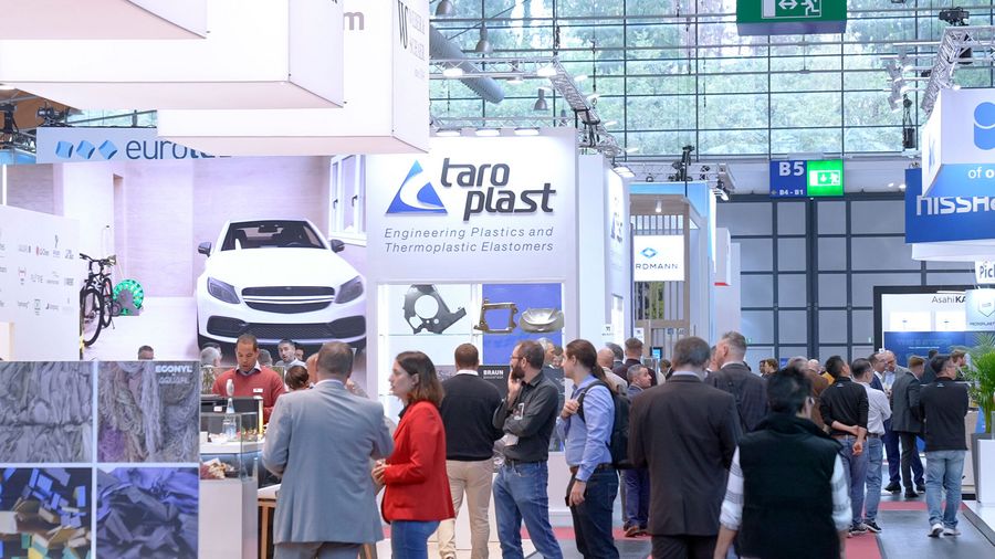 Gut besuchte Messehalle der Fakuma mit Fachbesuchern und Ausstellungsständen der Kunststoffindustrie