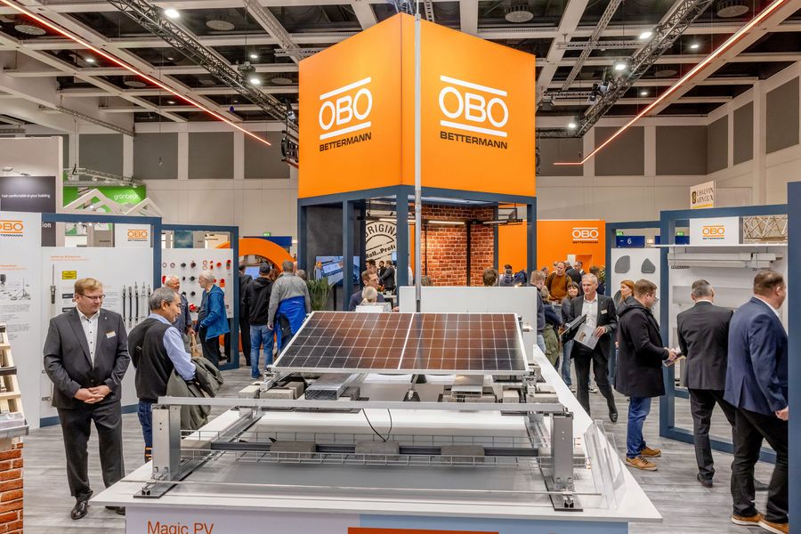 Photovoltaik und Gebäudetechnik auf der gedatec Messestand mit Photovoltaik-Modul und Lösungen für Elektro- und Gebäudetechnik auf der gedatec in Berlin