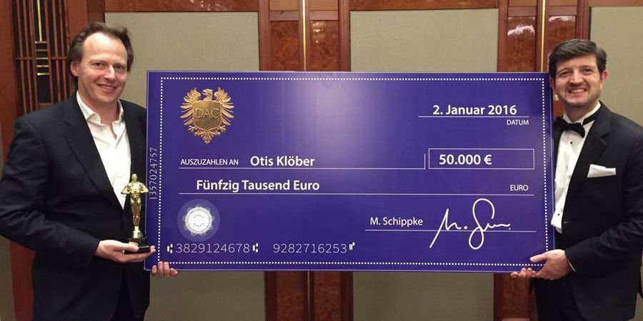 Otis Klöber (links) mit Statuette und Scheck: Der Trading-Award des Deutschen Anleger Clubs ist mit 50.000 Euro dotiert. Foto: privat