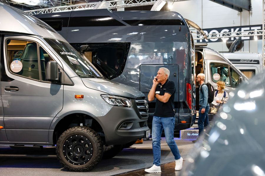 Besucher zwischen Reisemobilen und Campervans auf dem CARAVAN SALON Düsseldorf