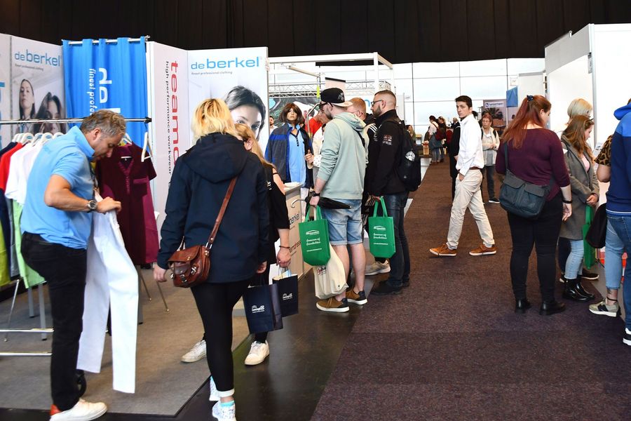 Besucherinnen und Besucher an verschiedenen Ausstellungsständen auf der PflegeMesse in Rostock