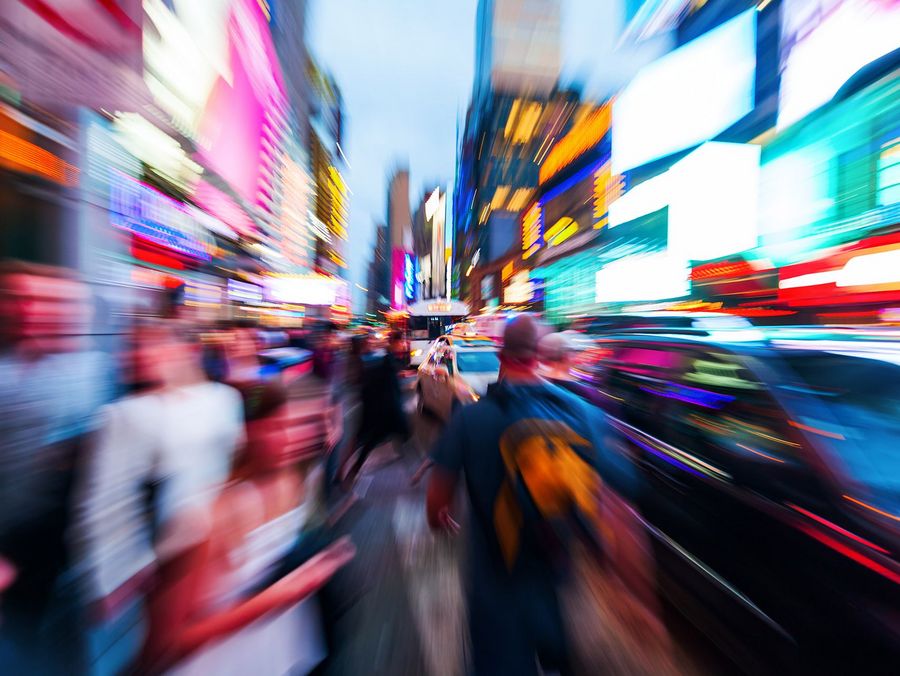 Starke Marken brauchen echte Sichtbarkeit: Warum Leuchtreklame im digitalen Zeitalter unverzichtbar bleibt