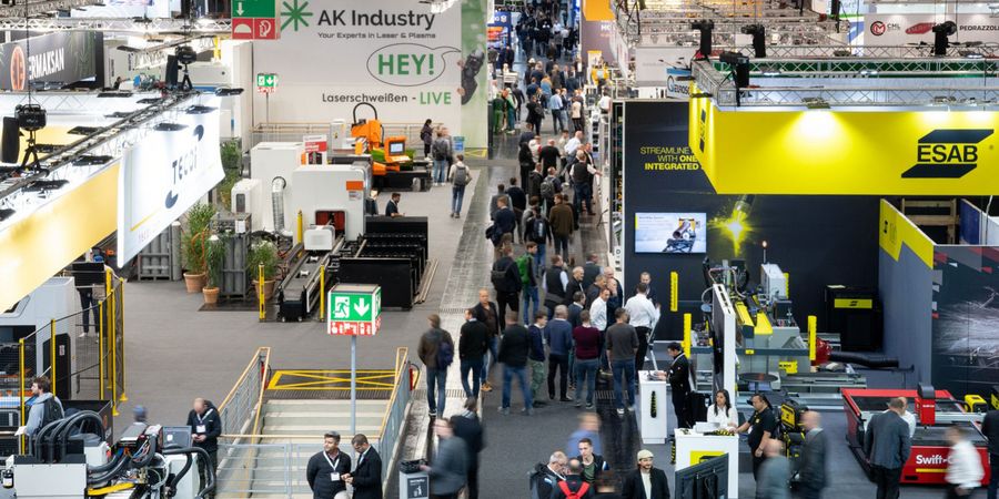 Fachbesucher auf der EuroBLECH in Hannover Gut besuchte Messehalle der EuroBLECH mit Fachbesuchern, Maschinen und Ausstellungsständen zur Blechbearbeitung