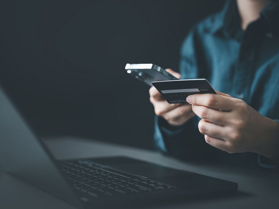 Firmenkreditkarte oder Geschäftskonto-Karte? Ein Entscheidungs-Check für CFOs und Gründer