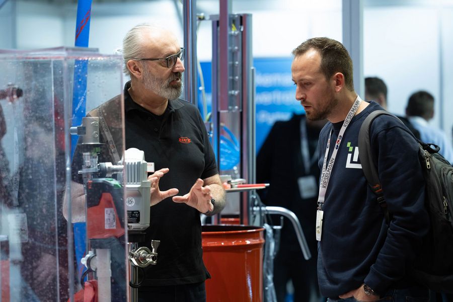 Aussteller erklärt einem Fachbesucher Technik für die Getränkeproduktion auf der BrauBeviale in Nürnberg