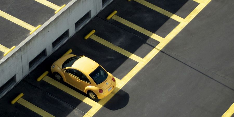 Parken am Flughafen: Preise, Wege & Services im Vergleich Foto: unsplash Raban Haaijk