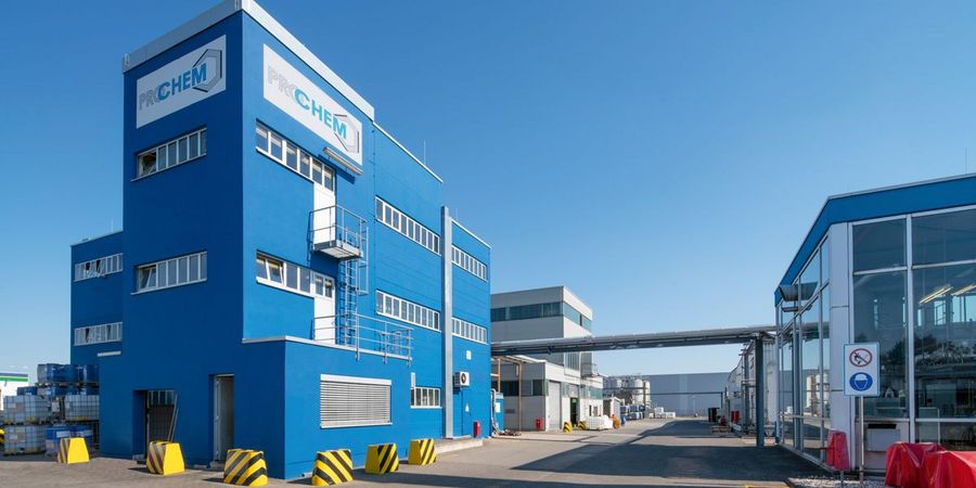 Ein Ort für kluge Prozesse: Das Firmengebäude der ProChem GmbH vereint technische Exzellenz mit unternehmerischer Weitsicht. Hier entstehen individuelle Lösungen für anspruchsvolle Kunden – getragen von Struktur, Verlässlichkeit und einem Team, das Präzision lebt. Die moderne Architektur steht symbolisch für die klare Haltung des Unternehmens: effizient, flexibel und bereit, auch komplexe Herausforderungen souverän zu meistern