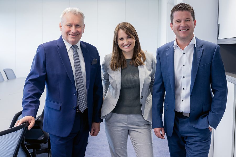 EPS Electric Power Systems GmbH Gründer Josef Frühwirth, Geschäftsführerin Stefanie Gutleder und Geschäftsführer Peter Reisinger EPS Electric Power Systems GmbH Gründer Josef Frühwirth, Geschäftsführerin Stefanie Gutleder und Geschäftsführer Peter Reisinger