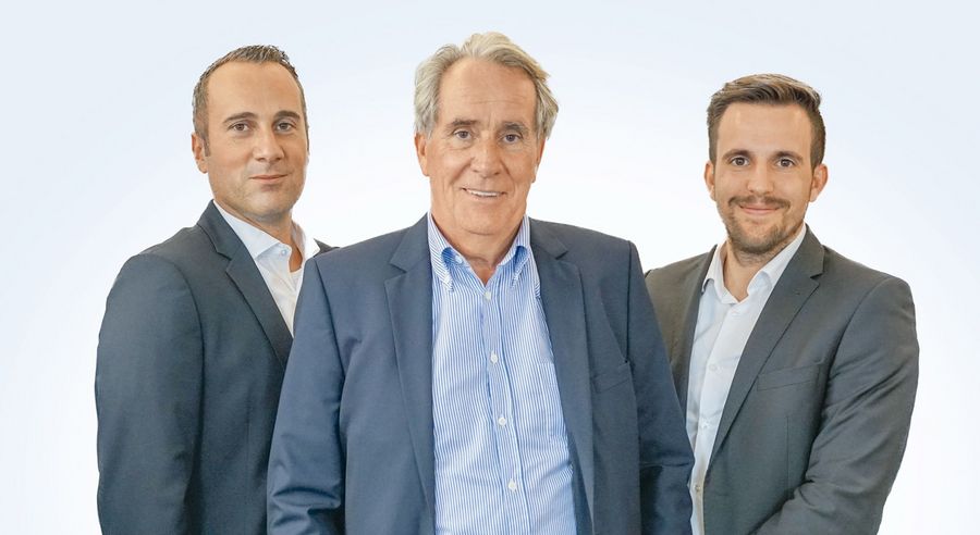 Kurt Dörflinger (Mitte) mit seinen Söhnen Sascha (l.) und Mark Dörflinger (r.) Kurt Dörflinger (Mitte) mit seinen Söhnen Sascha (l.) und Mark Dörflinger (r.)
