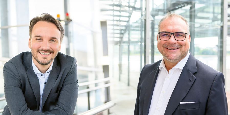 Andreas Dehlzeit, Sprecher der Geschäftsführung und Christian Grosshardt, Teamleiter Marketing der SozialFactoring GmbH Andreas Dehlzeit, Sprecher der Geschäftsführung und Christian Grosshardt, Teamleiter Marketing der SozialFactoring GmbH