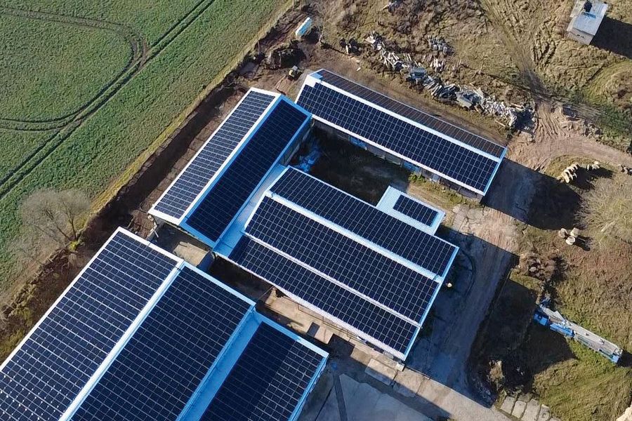 Sonnenexpert GmbH/fri GmbH & Co. KG moderne Photovoltaik-Dachanlage in Rathewitz Sonnenexpert GmbH/fri GmbH & Co. KG moderne Photovoltaik-Dachanlage in Rathewitz