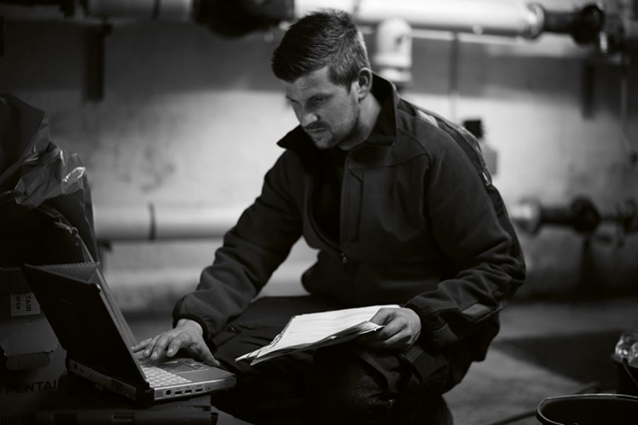 Krone Service Mitarbeiter am Laptop Krone Service Mitarbeiter am Laptop