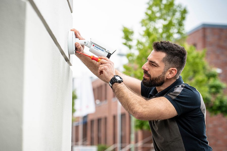 Protection One GmbH Techniker bei der Arbeit