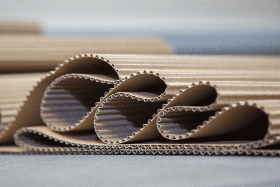 Breite Papierbahnen aus recyceltem Material bilden die Grundlage für die Herstellung nachhaltiger Verpackungen
