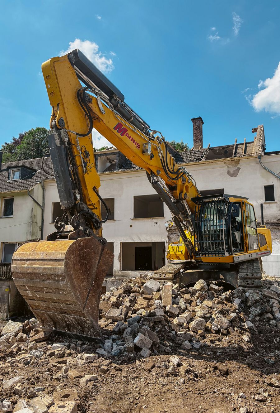 manns-bagger-auf-baustelle