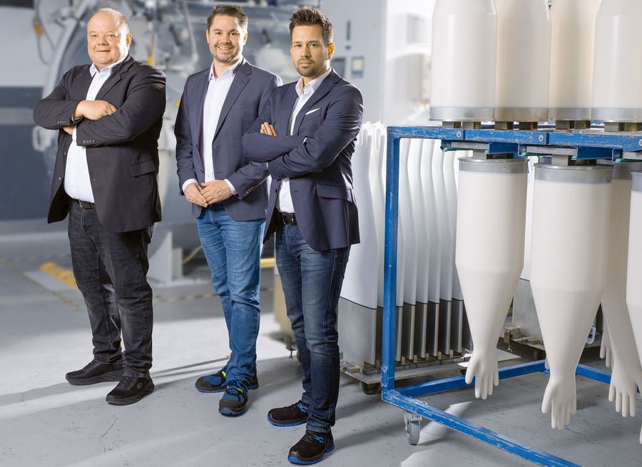 Jung Gummitechnik GmbH Das Führungsteam: Dr. Michael Bungert, Jan Schultealbert und Sebastian Heumüller (von links) Jung Gummitechnik GmbH Das Führungsteam: Dr. Michael Bungert, Jan Schultealbert und Sebastian Heumüller (von links)