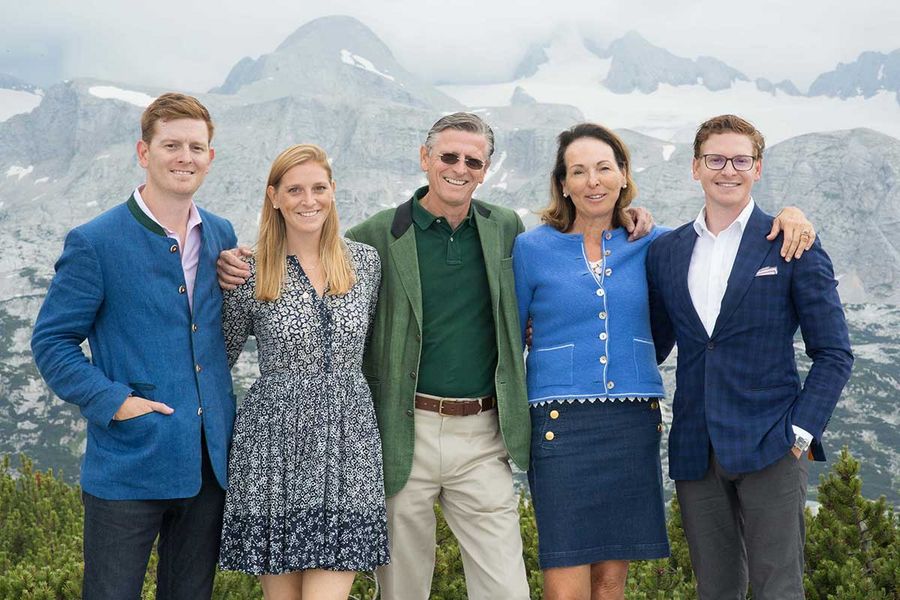 Alpine Water GmbH Familie Muhr vor dem Dachsteingebirge Alpine Water GmbH Familie Muhr vor dem Dachsteingebirge
