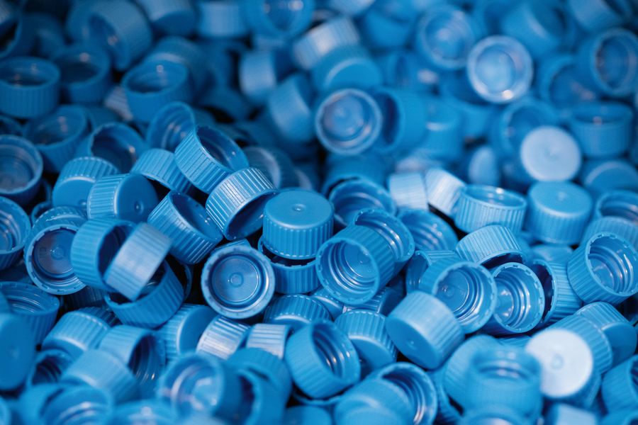 gramss-blaue-kunststoffverschluesse