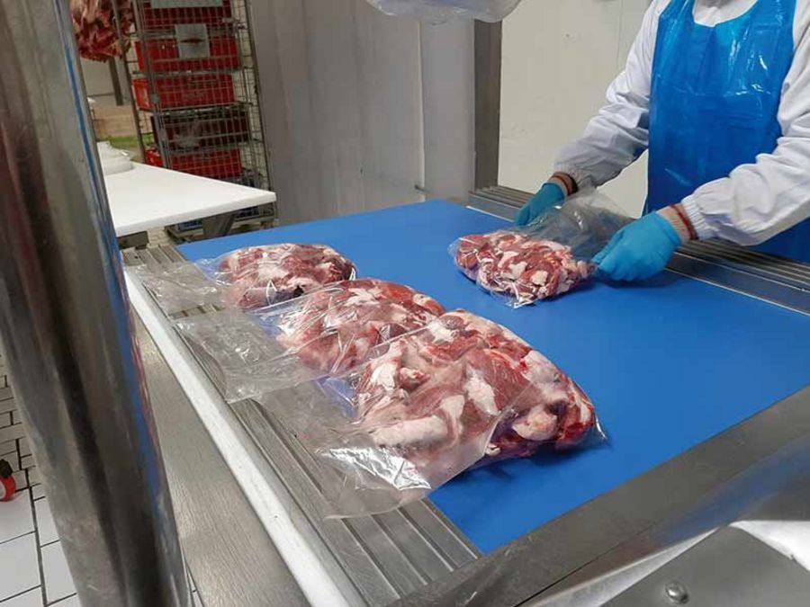 Borgo Carni - Vakuumierung des Fleisches Neue Verkaufseinheiten: Teile des Kalbfleisches werden vakuumiert